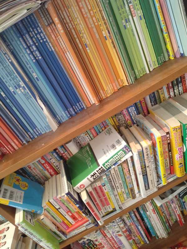 参考書でいっぱいの本棚