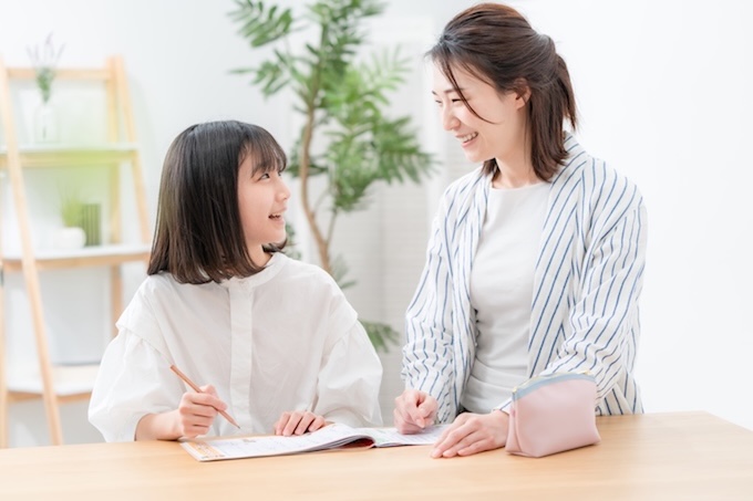 偏差値と向き合う親子のイメージ