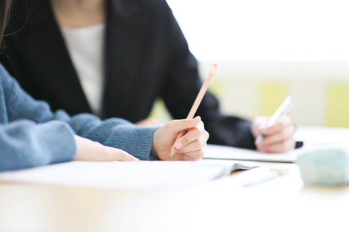 個別指導塾で勉強する小学生のイメージ