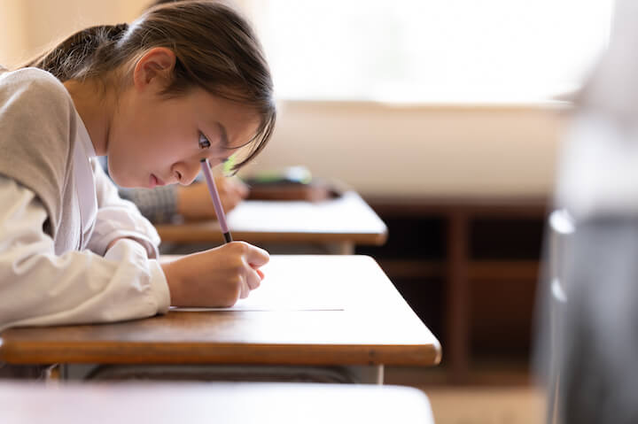模試を受ける中学受験生