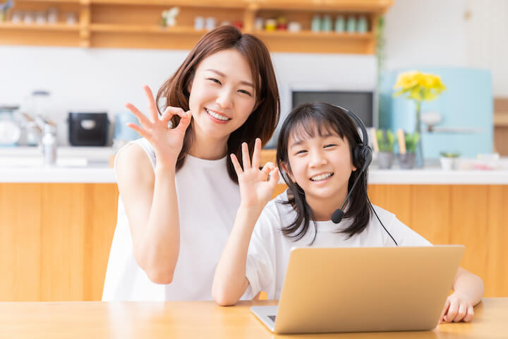 オンライン家庭教師を受講している親子のイメージ