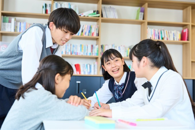 話し合う中学生