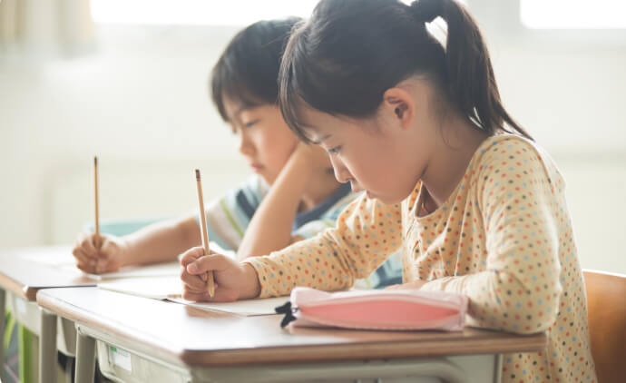 個別教室のトライで学ぶ子ども