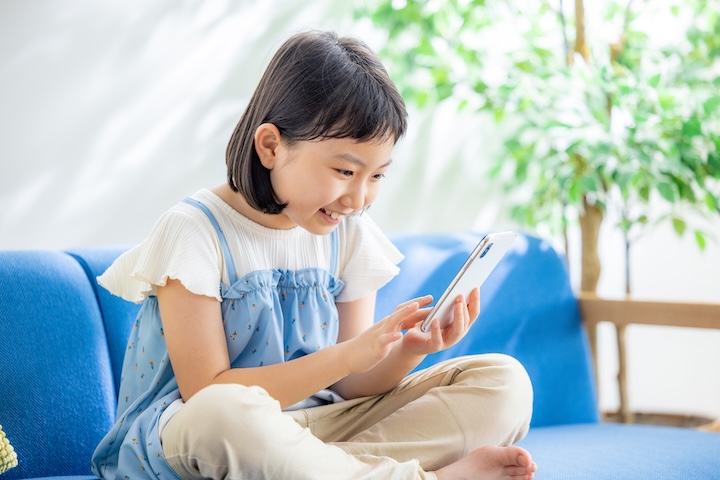 スマホアプリで勉強している子