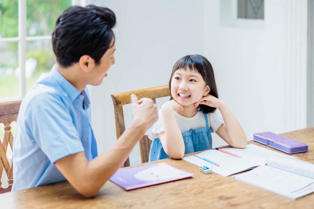 娘に話しかける父親