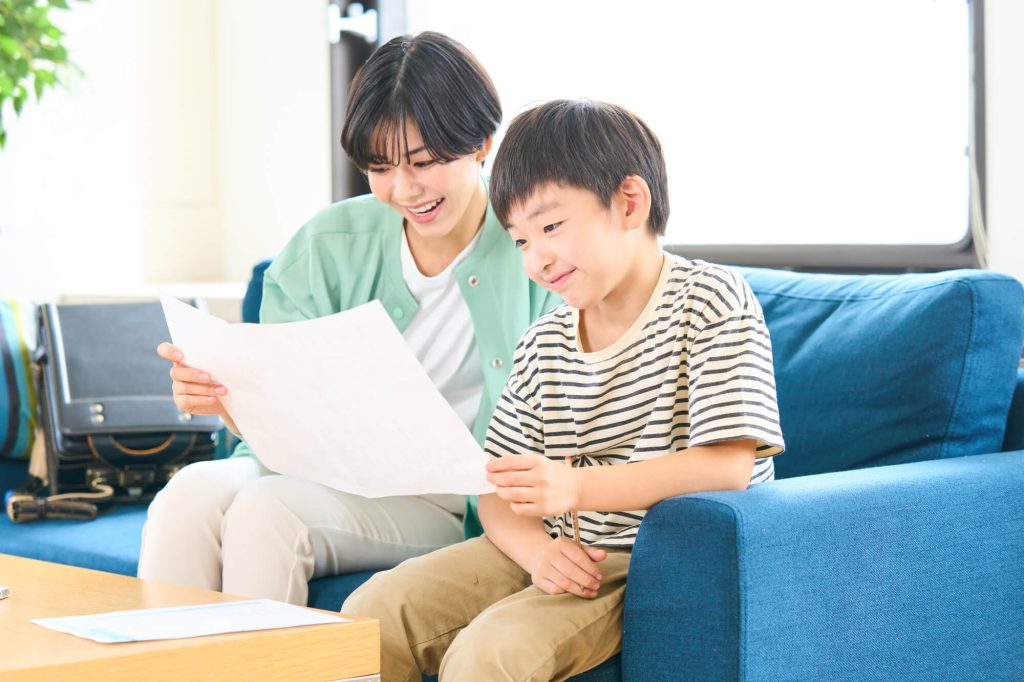 テストを見る母親と息子