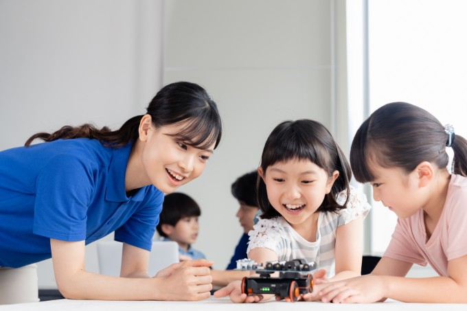 学童で工作する児童