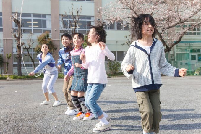 縄跳びをする子供たち