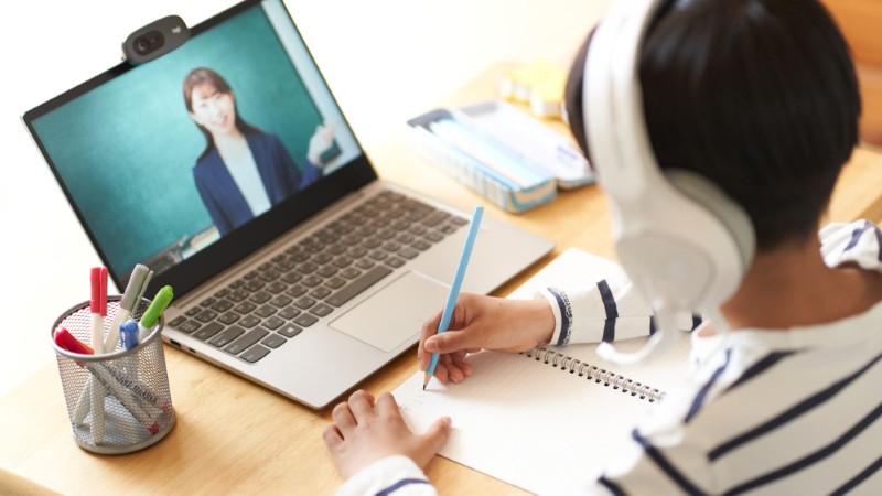 オンライン指導を受ける子ども